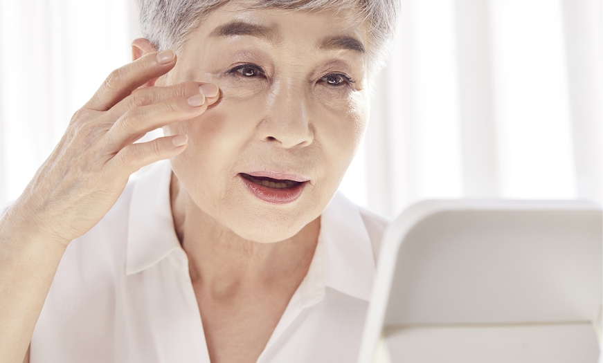 중년 여성 이미지, 여성 요실금 원인 중 노화로 인한 골반저근 약화와 방광 기능 저하 안내