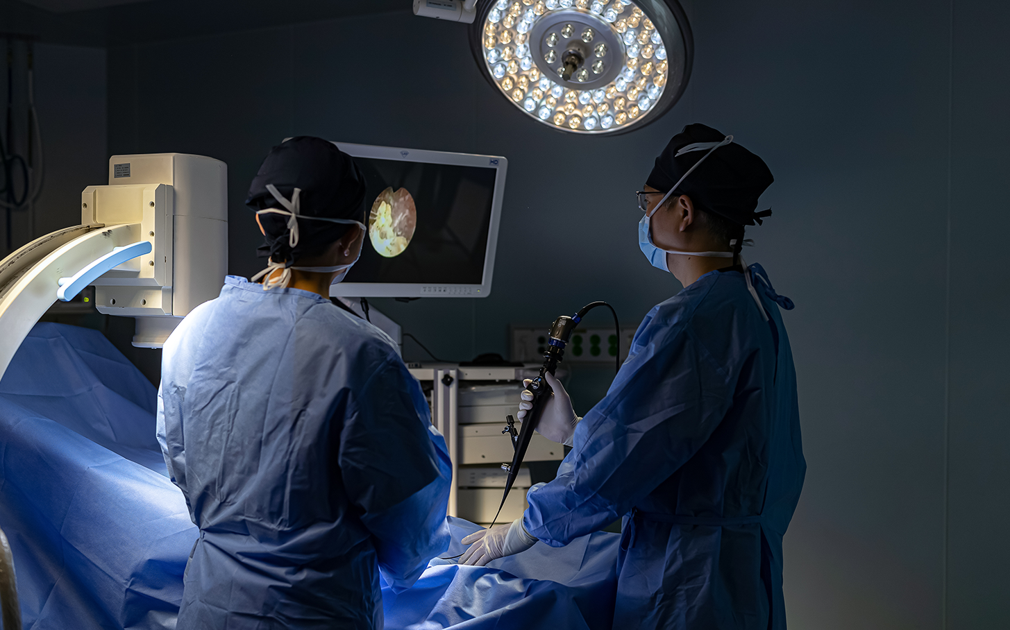요로결석 수술 장면 이미지, 러닝커브를 갖춘 의료진이 복잡성 고난도 결석 수술을 시행하는 모습